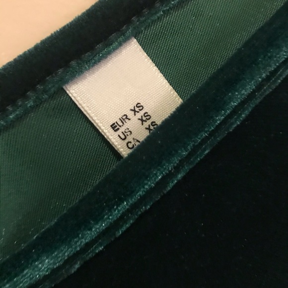Green velvet tank top || XS - Picture 2 of 4